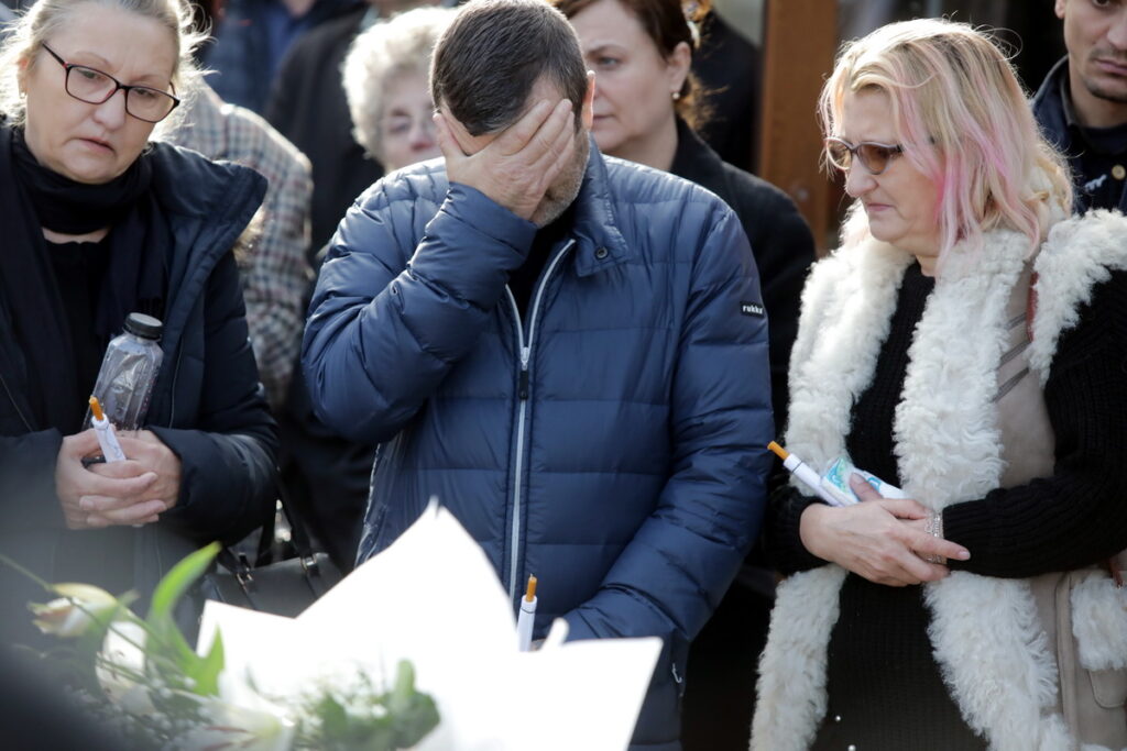 Durere fără margini la înmormântarea mamei și copilului decedați în Blocul groazei din Timișoara