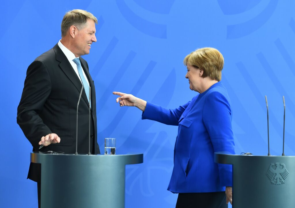 Cum s-ar putea opune neamțul Iohannis? Pe filiera germană Merkel-von der Leyen, UE ne bagă iar imigranți pe gât