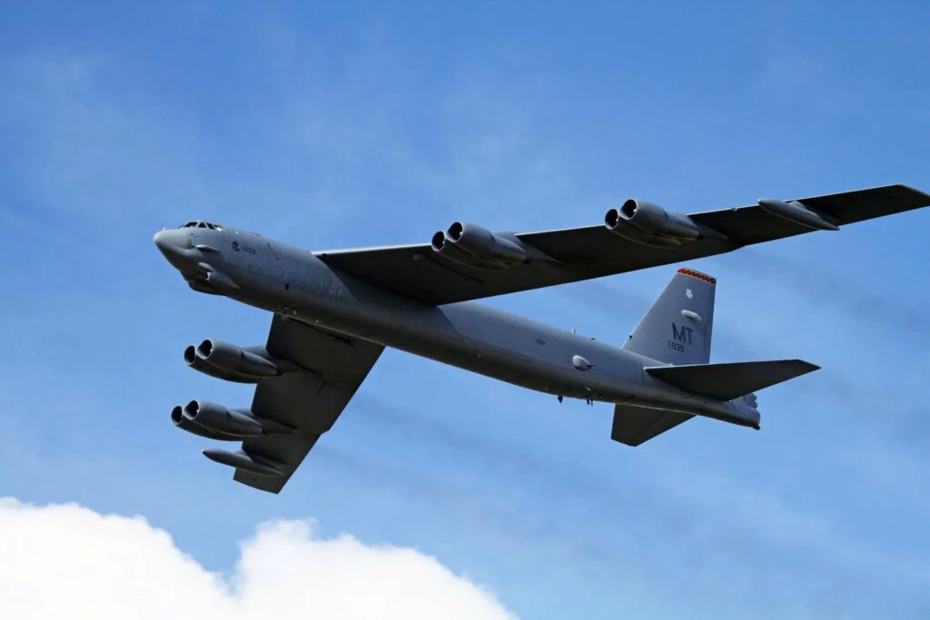 SUA, pregătiri de război în Balcani! Trump aduce bombardierele B-52 lângă Romania!