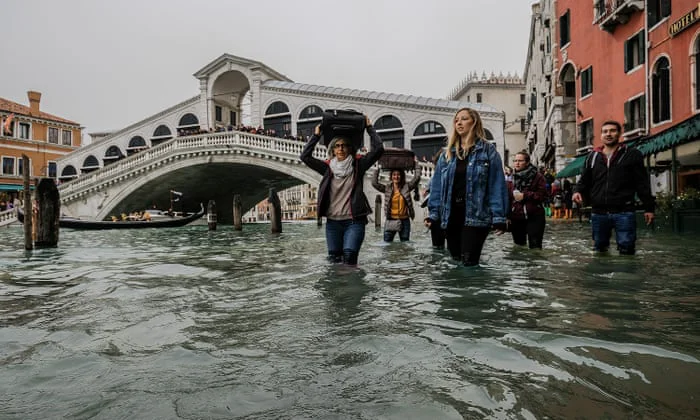 Veneţia este sub ape. A fost decretată starea de urgenţă. Populaţia este îngrozită