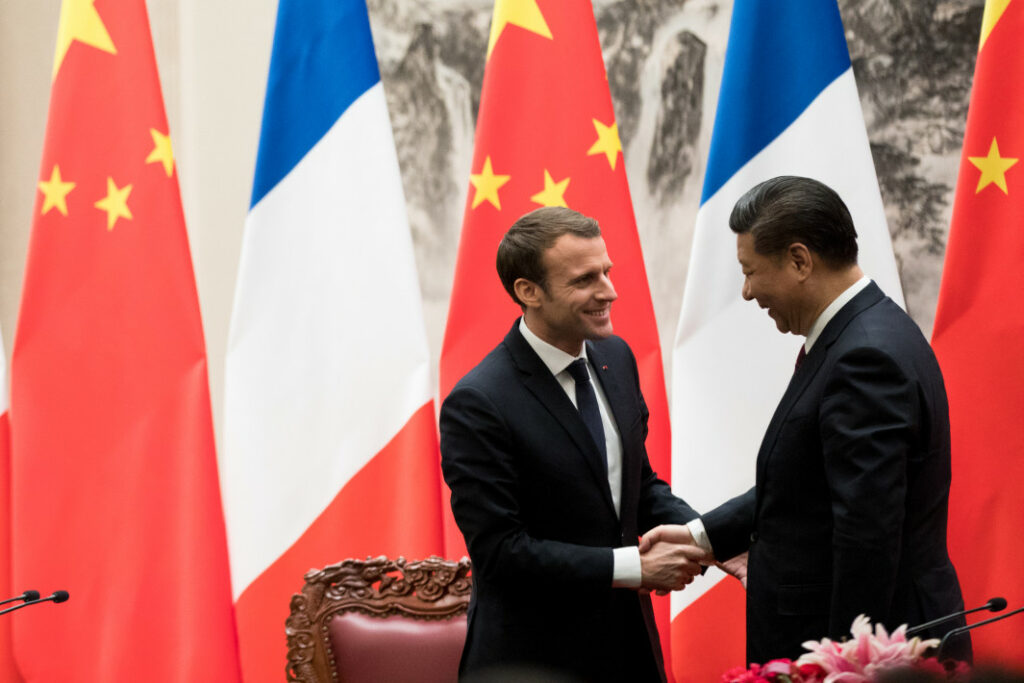 Macron merge în China ca primadona Europei