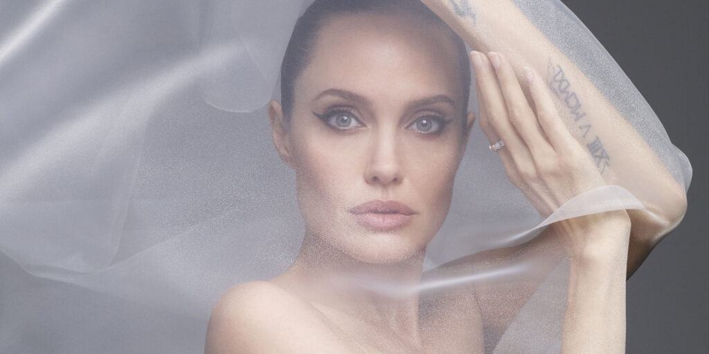 Angelina Jolie a pozat nud pentru o revistă celebră. Foto în articol