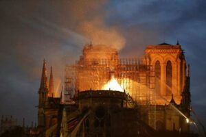 Incendiu la biserica Notre-Dame-des-Champs din Paris. S-a intervenit de urgență