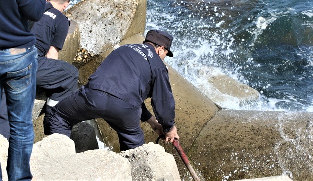Crimă sau sinucidere? Cadavru găsit intre stabilopozi pe plaja din Constanța