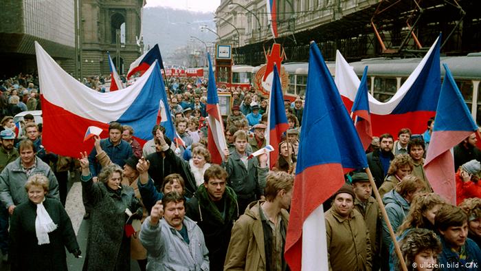 Cehii marchează 30 de ani de la Revoluţia de Catifea cu un protest uriaş la Praga