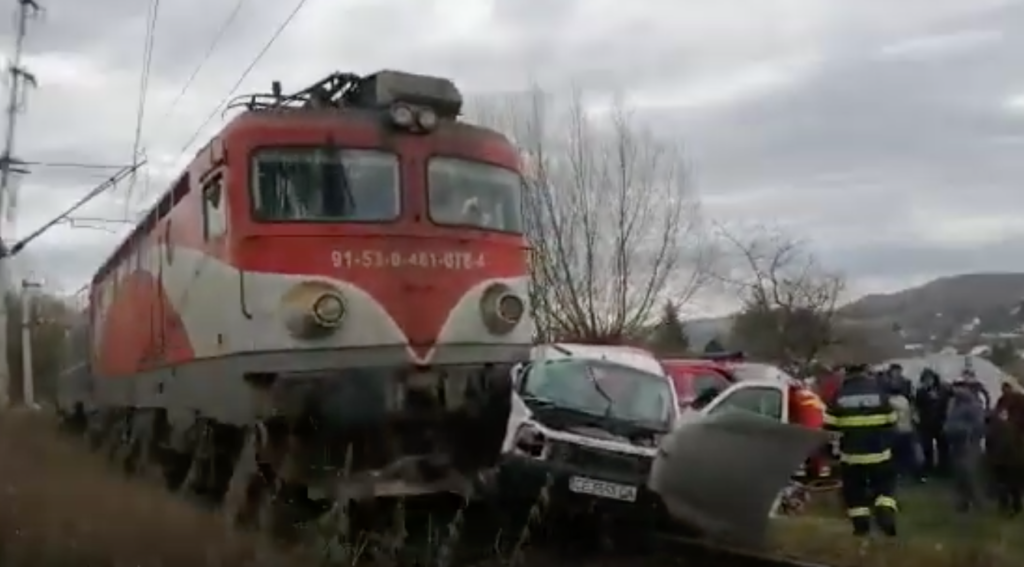 Mașină lovită de tren, la Soloneț. Trei persoane la spital