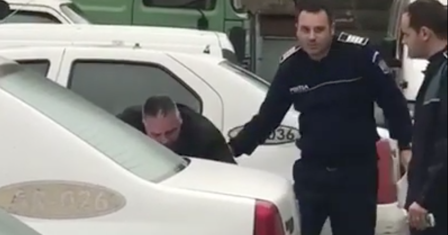 Scenă de film. Un polițist corupt își imploră plângând colegii să ascundă un document