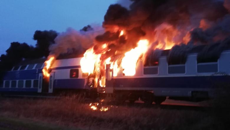 Alertă feroviară în România. Tren de persoane în flăcări - UPDATE