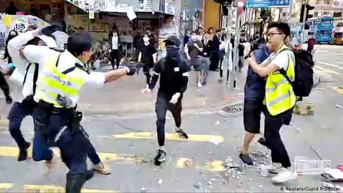 Teroare pe străzi! Poliția a deschis focul asupra manifestanților