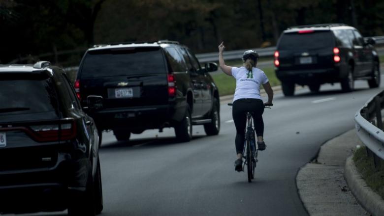 Biciclista care a arătat degetul mijlociu lui Trump a avut parte numai de noroc. Saltul de la şomeră este uriaş