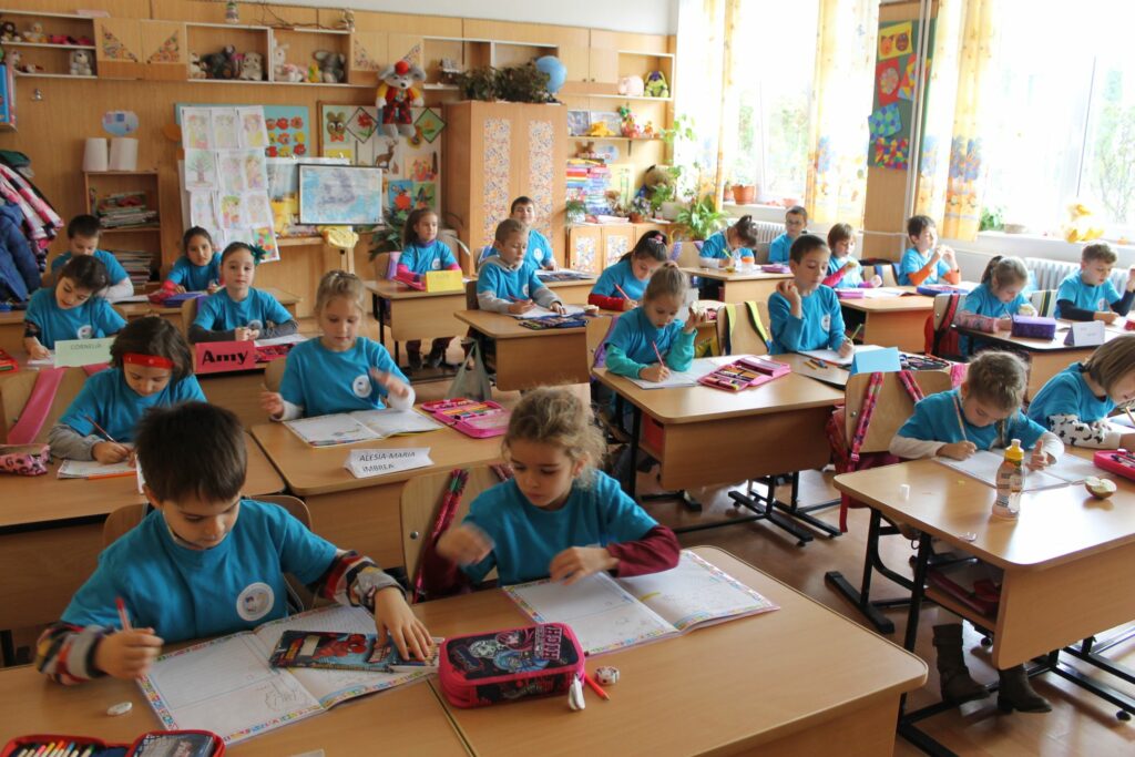 Programul „Cutia Școlarului”. Rechizite din România pentru elevii din Republica Moldova