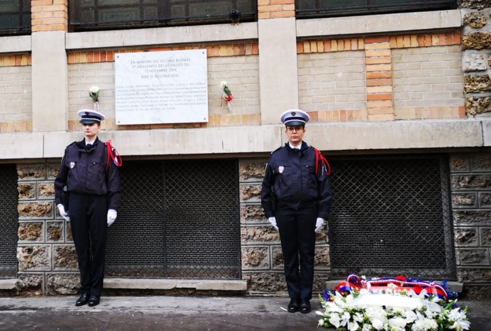 130 de oameni asasinaţi la Paris, iar printre ei, doi români. Ziua în care se pansează rănile