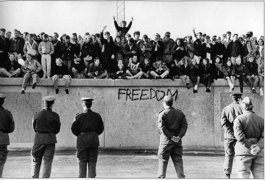 Ce raportau diplomații români despre căderea Zidului Berlinului. MAE a desecretizat documentele