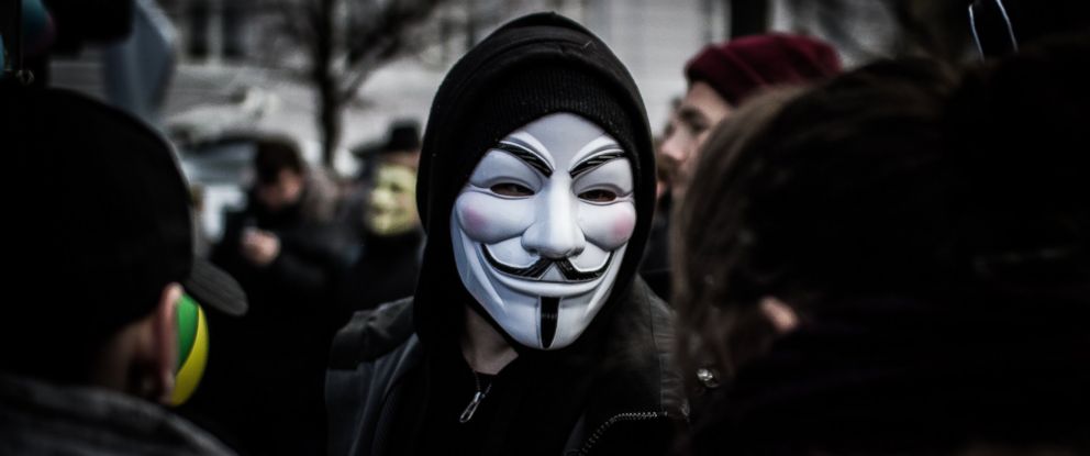 Vedetă de televiziune, terorizată și șantajată de „Anonymous”. Declarații-bombă
