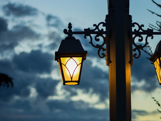 Primul oraş din Europa cu străzile iluminate electric permanent era din România