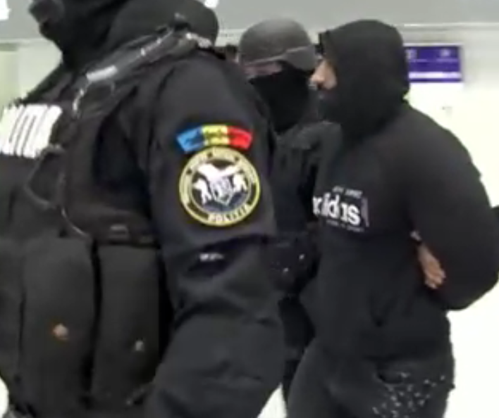 Poliția a „târât” un interlop român înapoi în țară. Se ascundea în Franța