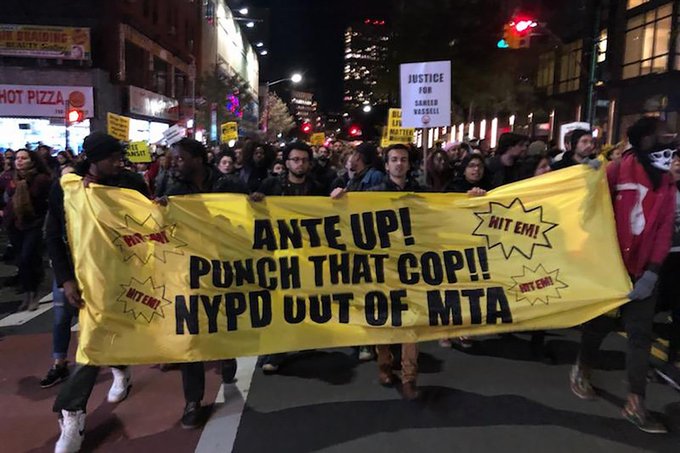 „F..k NYPD” Protest în Brooklyn împotriva poliţiştilor: „Nu-i lăsa pe aceşti porci…”