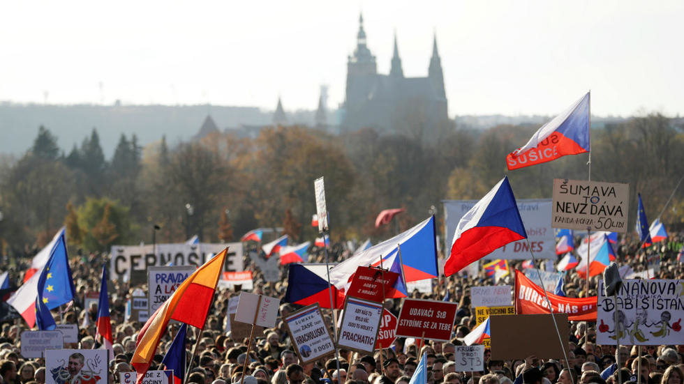 Protest uriaş la Praga împotriva premierului identificat ca „agent în dosarele poliţiei secrete”