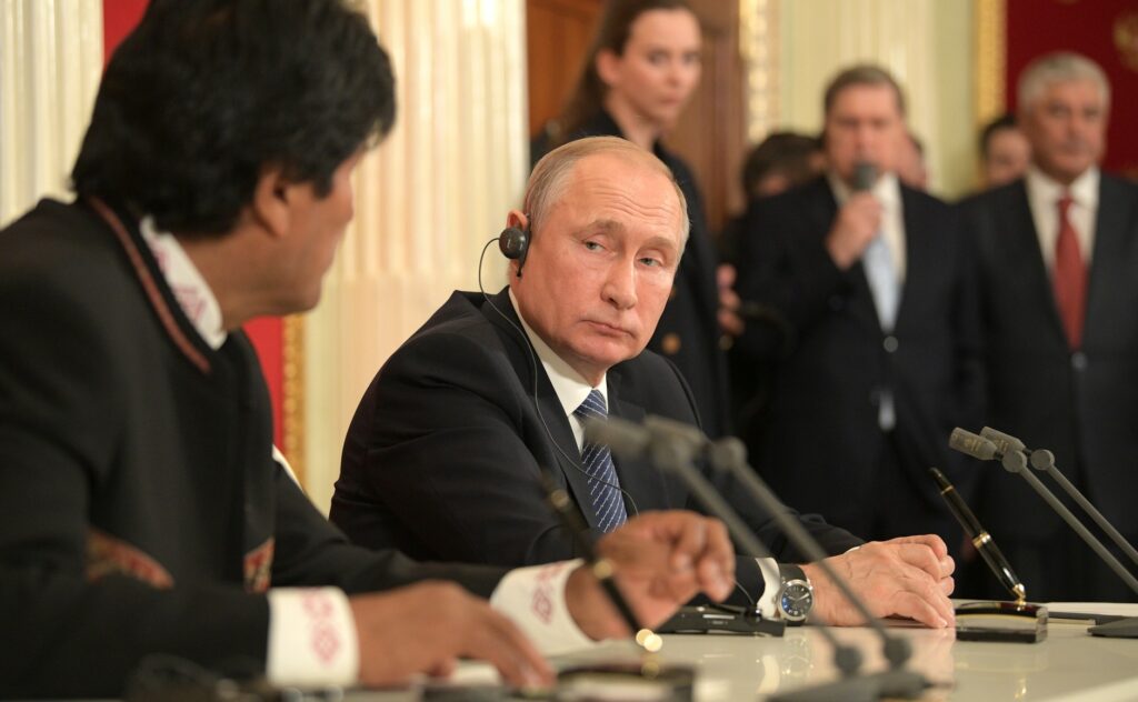 Putin cade ca bolovanul în sondaje. Rușii sunt sătui