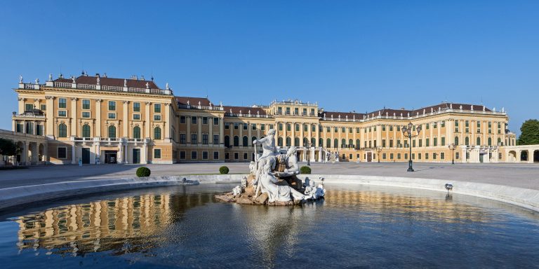 Destinația istorică de weekend: Palatul unde dau românii buzna
