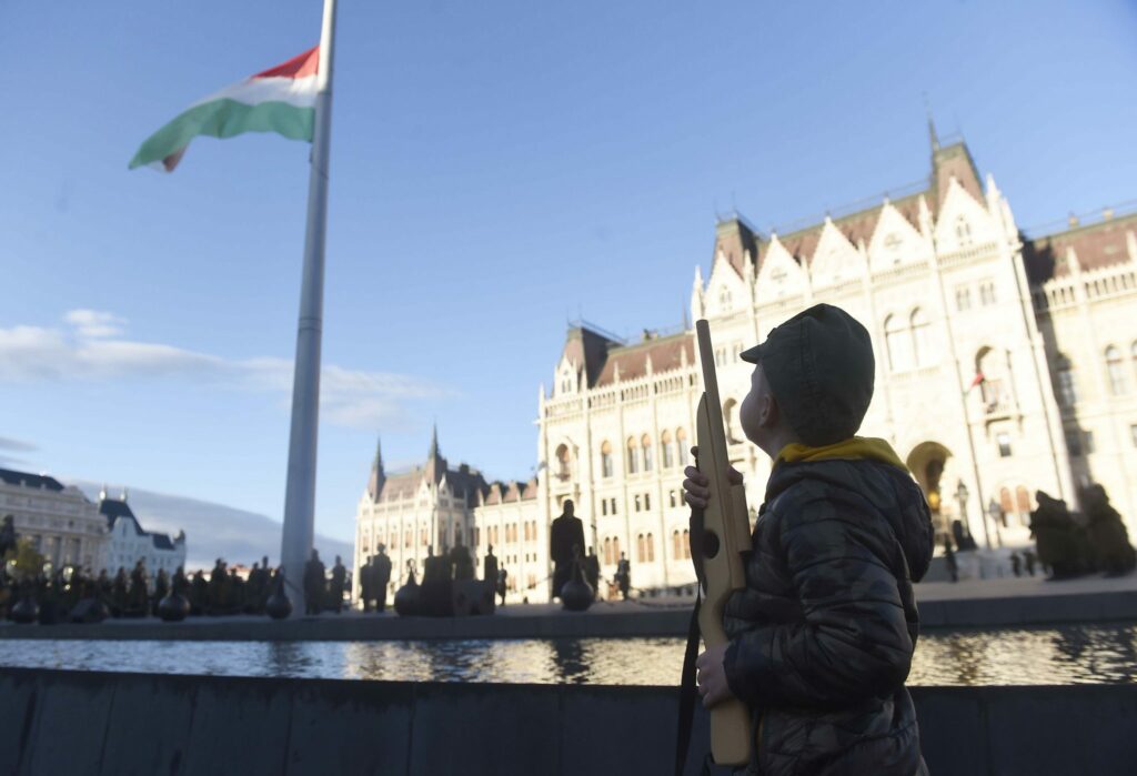 Orbán închide Ungaria pentru toată lumea… cu excepția aliaților săi din Vişegrad