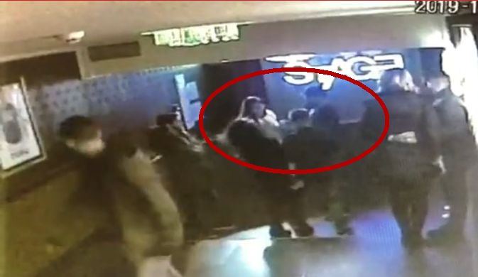 Ce a pățit o polițistă la cârciumă. VIDEO înfiorător, a rupt-o în bătaie!