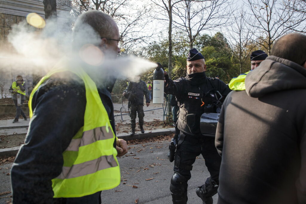 Ziua Franței, „sărbătorită” prin proteste. Ciocniri între manifestanți și forțele de ordine