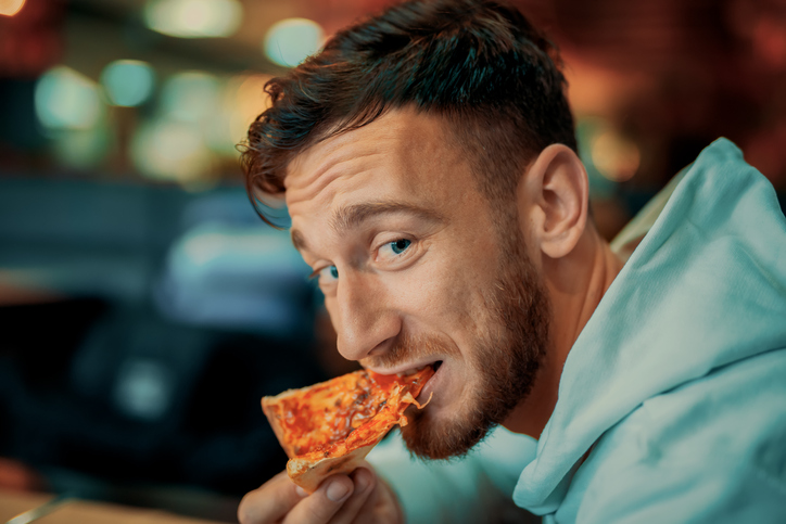 Românii înlocuiesc sarmalele cu pizza