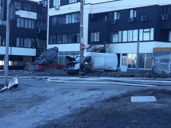 Panică în Galați! O explozie puternică a aruncat în aer patru mașini - VIDEO