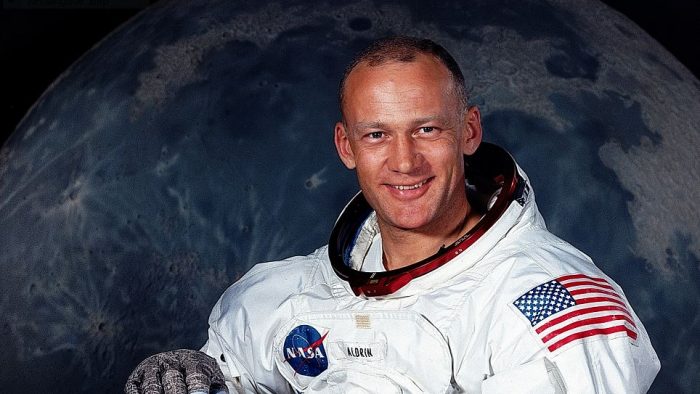 Splendidul croșeu de dreapta pe care astronautul Buzz Aldrin i l-a aplicat unui activist #Resist (Video)