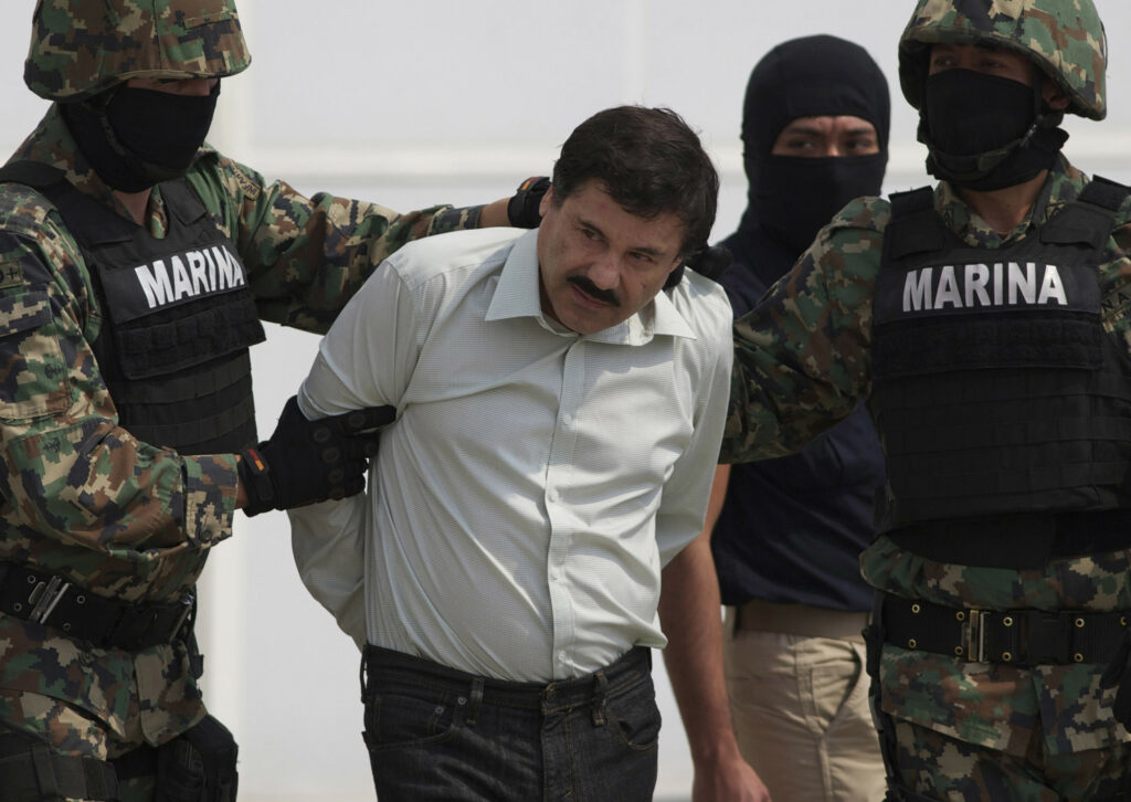 Imagini spectaculoase cu „El Chapo”, din momentul arestării sale | VIDEO