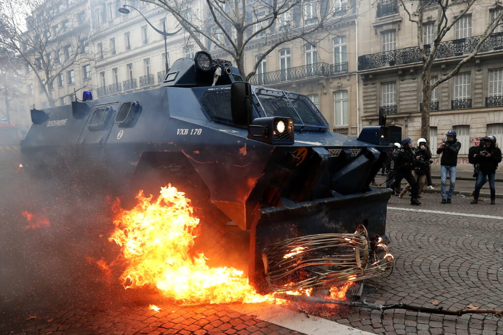 Zeci de arestări în Paris, în urma violenţelor izbucnite în timpul unei manifestaţii