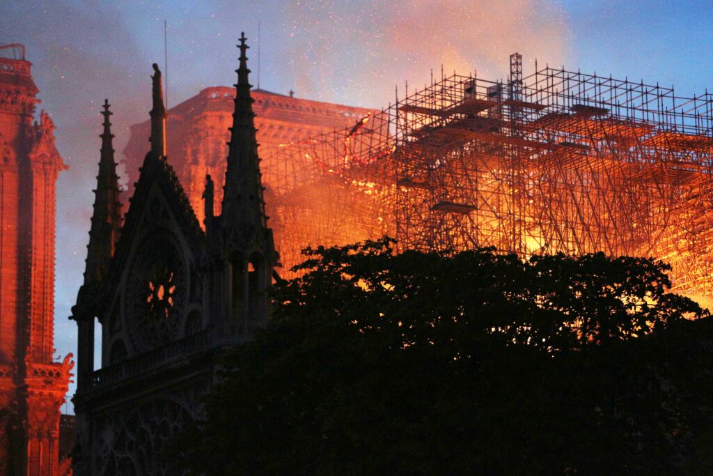 Catedrala Notre Dame are 50% șanse de a fi salvată! Schelele reprezintă marele pericol!