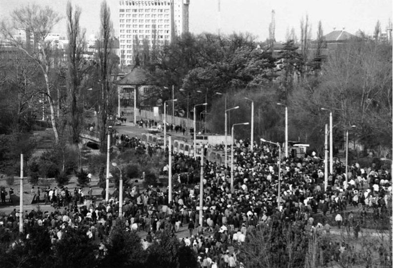 Un corespondent al BBC, despre evenimentele care prevesteau, în iulie-august 1989, schimbările din România