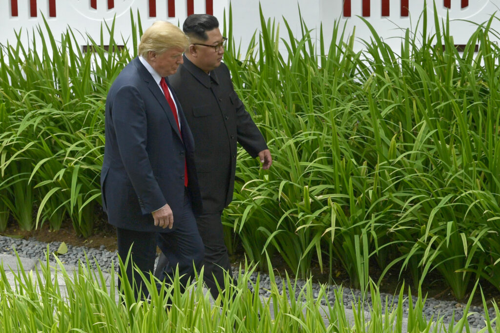 Dezvăluiri. Kim Jong-un a folosit lingușirea pentru a-l vrăji pe Trump