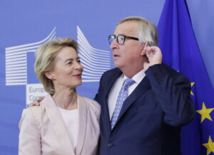 Juncker critică dur mecanismul de control al exporturilor de vaccinuri