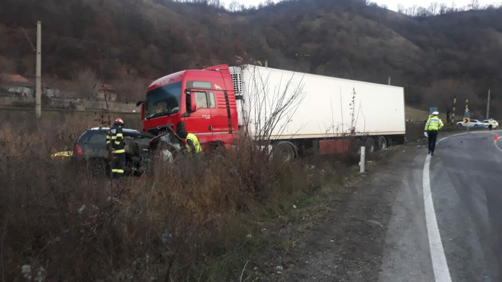 Caraș-Severin. Șofer spulbertat de TIR la Topleț