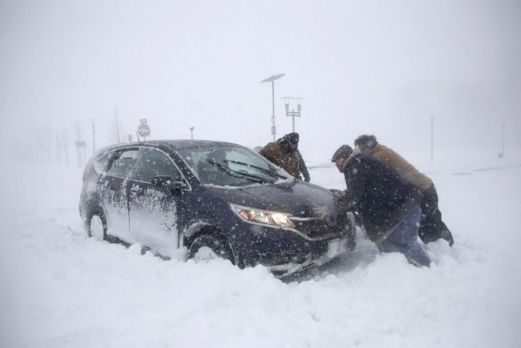 Atenție, șoferi: Ninge în România! Lapoviță și probleme pe mai multe drumuri