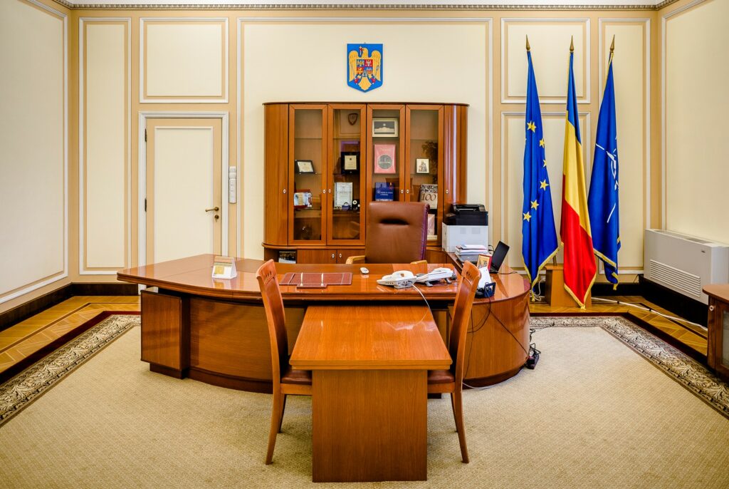 Velea sfințește fostul birou al lui Ceaușescu. „Simt foarte multă energie negativă”