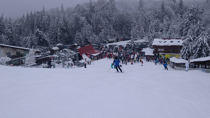 Peisaje de basm în Predeal, turiștii petrec pe pârtia Clăbucet. Ninge abundent și la Rânca