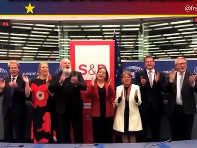 Când comisarii europeni cântă cântece comuniste în Parlamentul de la Strasbourg