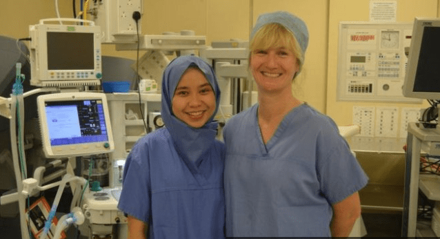 Marea Britanie inventează Vălul Islamic steril, de unică folosință