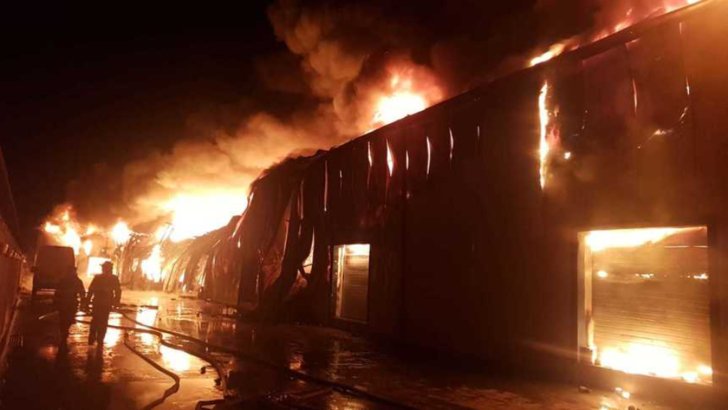Incendiu în București. O femeie, transportată la Spitalul Floreasca