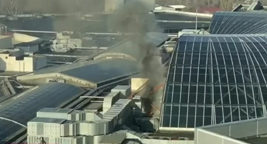 BREAKING NEWS. Alertă în Capitală! Incendiu la Mall