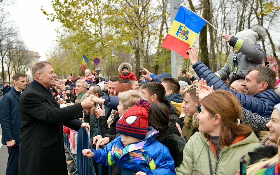 Klaus Iohannis, gest emoționant după parada militară. Președintele, către un copil:„Ce faci acolo cu steagul?”