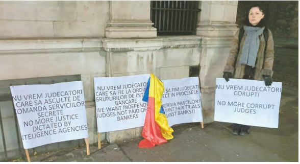 Un fost corporatist român protestează la Londra față de abuzurile din Justiția română și a oligarhiei bancaro-judecătorești