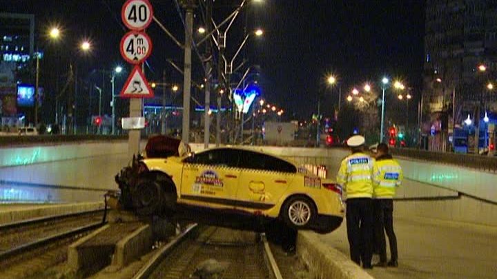Accident spectaculos în Capitală. S-a urcat cu taxiul pe stâlp