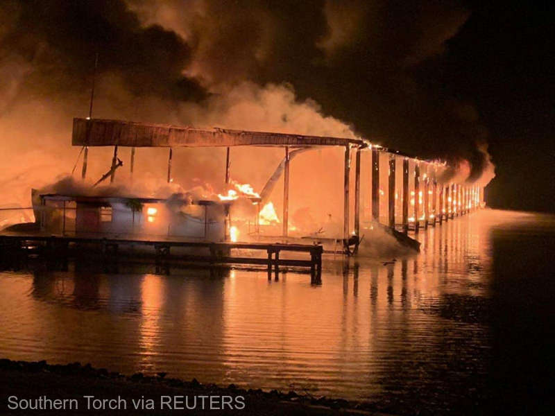 SUA. Incendiu pe apă. Opt persoane au murit în casele plutitoare