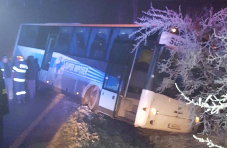 Timiș. Un autocar ce transporta elevi s-a răsturnat într-un șanț. E șocant ce au făcut copiii