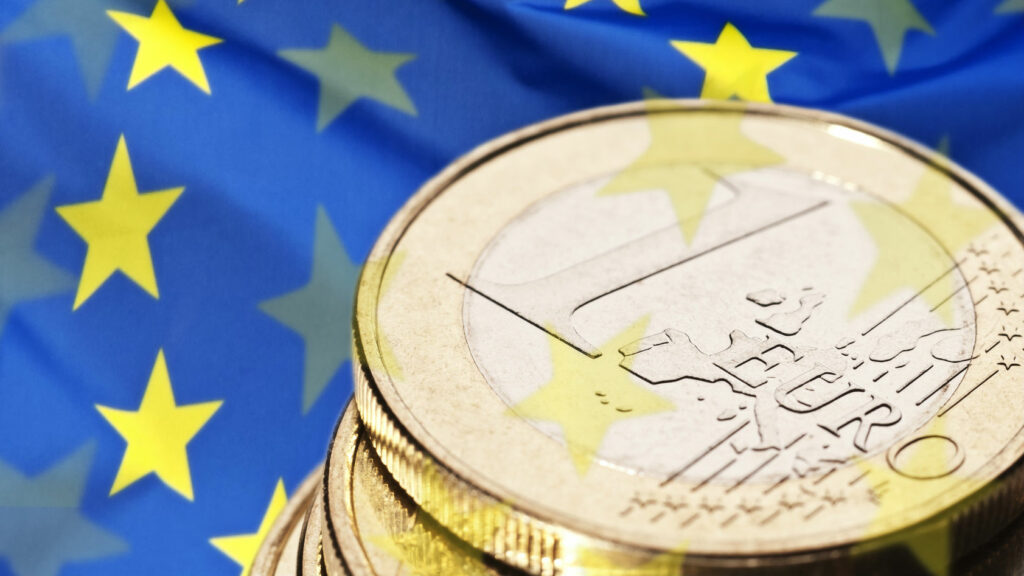 Cum a ajuns moneda euro la cel mai jos nivel din ultimele două decenii. Analiză
